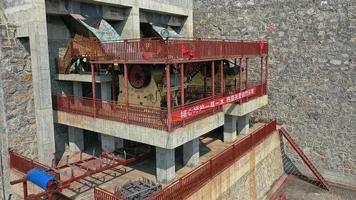 محطة تكسير خام الحديد لشركة باوو ريسورسز في بومي، ليبيريا